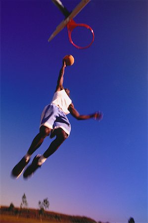 simsearch:700-02125516,k - Mann spielen Basketball Outdoors Stockbilder - Lizenzpflichtiges, Bildnummer: 700-00032211
