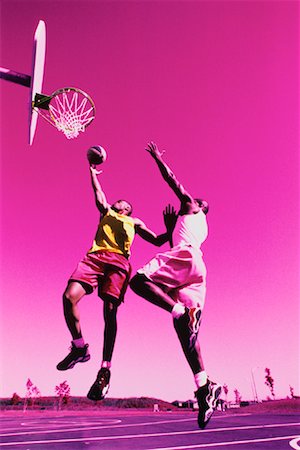 simsearch:640-03257090,k - Men Playing Basketball Outdoors Foto de stock - Con derechos protegidos, Código: 700-00032308