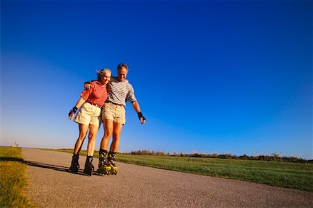 patinador en línea (hombre y mujer) - Mature Couple In-Line Skating Foto de stock - Con derechos protegidos, Código: 700-00032362