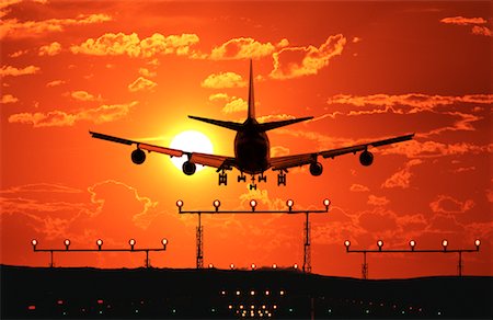 simsearch:700-00066600,k - Jet Landing at Sunset, Calgary, Alberta, Canada Foto de stock - Con derechos protegidos, Código: 700-00032474