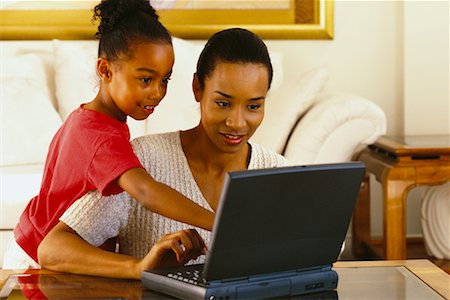 simsearch:700-00038351,k - Mother and Daughter Using Laptop Computer Foto de stock - Con derechos protegidos, Código: 700-00032608