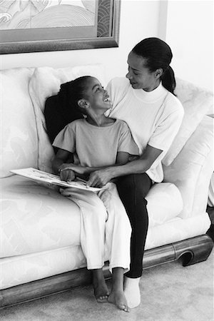simsearch:700-00033370,k - Mère et fille assise sur le canapé avec livre Photographie de stock - Rights-Managed, Code: 700-00033179