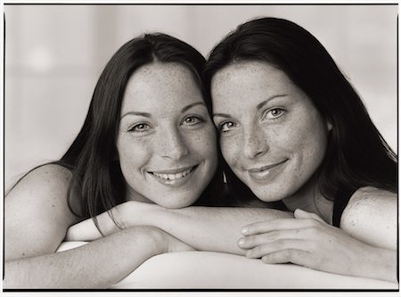 family portraits in frames - Portrait de femme jumeaux Photographie de stock - Rights-Managed, Code: 700-00033305