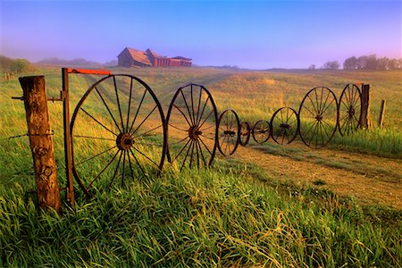 farm fence gate - Entrée de la ferme abandonnée près de Roblin, Manitoba, Canada Photographie de stock - Rights-Managed, Code: 700-00033751