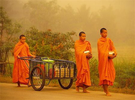 simsearch:700-00549485,k - Buddhist Monks Outdoors North Thailand Foto de stock - Con derechos protegidos, Código: 700-00033870