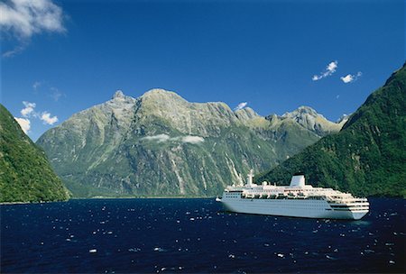 Cruise Ship in Milford Sound South Island, New Zealand Foto de stock - Con derechos protegidos, Código: 700-00044943