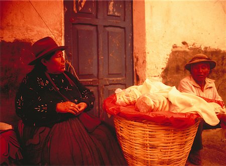 Homme et femme assise près de maison d'Ollantaytambo, Pérou Photographie de stock - Rights-Managed, Code: 700-00044982