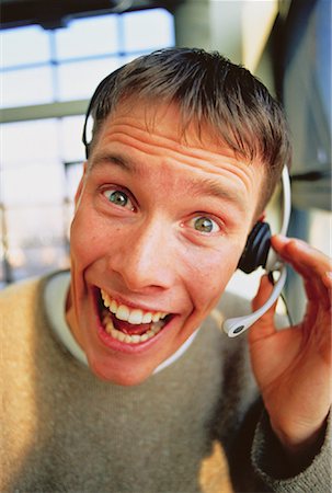 simsearch:700-00045320,k - Portrait d'un homme portant le casque téléphonique, souriant Photographie de stock - Rights-Managed, Code: 700-00045107