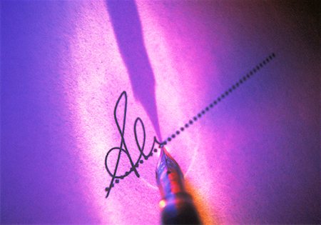 penna stilografica - Close-Up of Pen Signing on Dotted Line Fotografie stock - Rights-Managed, Codice: 700-00045119