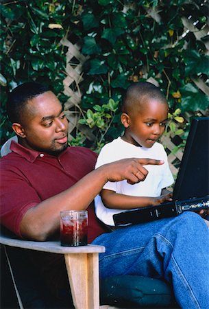 Père et fils à l'extérieur à l'aide d'ordinateur portable Photographie de stock - Rights-Managed, Code: 700-00045196