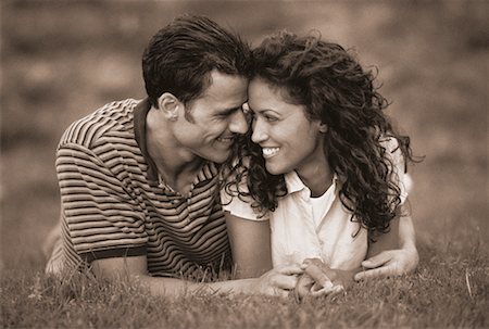 simsearch:700-00263120,k - Couple Laying in Field, Smiling At Each Other Foto de stock - Direito Controlado, Número: 700-00045280