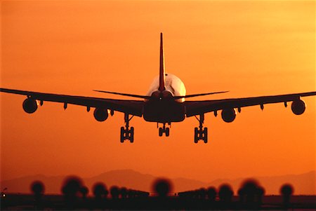 Airplane Landing at Sunset Foto de stock - Con derechos protegidos, Código: 700-00045348