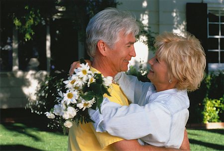 simsearch:700-00038851,k - Mature Couple Embracing Outdoors Photographie de stock - Rights-Managed, Code: 700-00045597