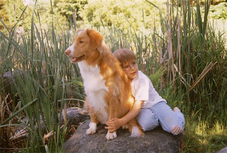 simsearch:700-00190285,k - Junge sitzend auf einem Felsen mit Hund im freien Stockbilder - Lizenzpflichtiges, Bildnummer: 700-00045735