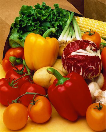 simsearch:700-00549166,k - Légumes tout déversement hors sac d'épicerie Photographie de stock - Rights-Managed, Code: 700-00046020