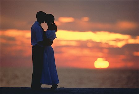 simsearch:400-03942507,k - Couple Embracing on Beach at Sunset Fotografie stock - Rights-Managed, Codice: 700-00046157