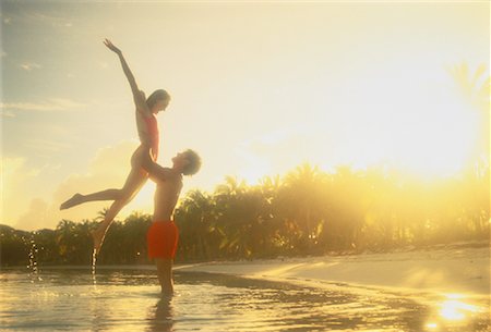 simsearch:700-00038738,k - Couple en maillot de bain sur la plage au coucher du soleil Photographie de stock - Rights-Managed, Code: 700-00046152