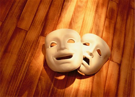Comédie et tragédie masques sur le plancher en bois Photographie de stock - Rights-Managed, Code: 700-00046590