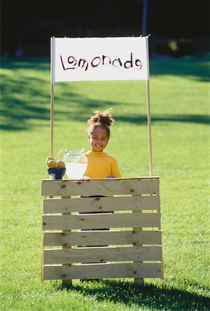 sell lemonade - Fille avec Stand de limonade en champ Photographie de stock - Rights-Managed, Code: 700-00047055