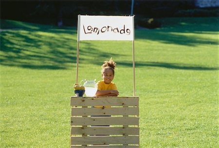sell lemonade - Fille avec Stand de limonade en champ Photographie de stock - Rights-Managed, Code: 700-00047056