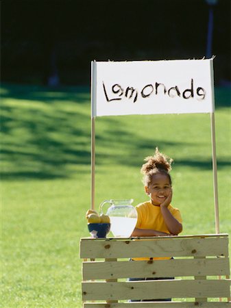 Mädchen mit Lemonade Stand im Feld Stockbilder - Lizenzpflichtiges, Bildnummer: 700-00047058