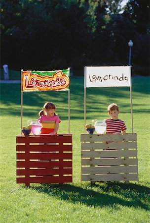 Junge und Mädchen mit konkurrierenden Limonade steht Stockbilder - Lizenzpflichtiges, Bildnummer: 700-00047059