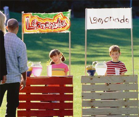 Junge und Mädchen mit konkurrierenden Limonade steht Stockbilder - Lizenzpflichtiges, Bildnummer: 700-00047064