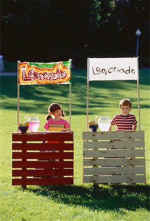 Junge und Mädchen mit konkurrierenden Limonade steht Stockbilder - Lizenzpflichtiges, Bildnummer: 700-00047060