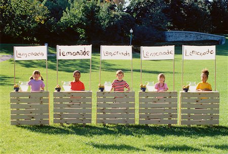Kinder laufen im Wettbewerb Limonade steht Stockbilder - Lizenzpflichtiges, Bildnummer: 700-00047153