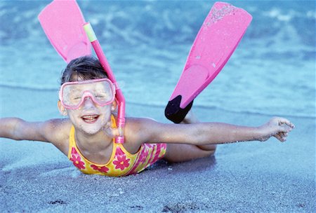 simsearch:700-00507053,k - Fille en maillot de bain, couché sur la plage de port de palmes, masque et tuba Photographie de stock - Rights-Managed, Code: 700-00047686