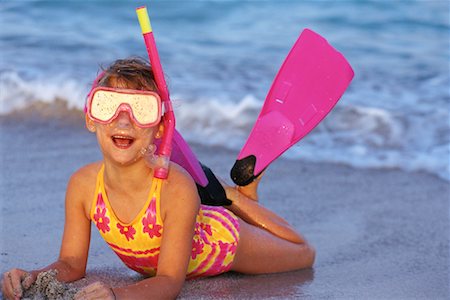 simsearch:700-00085614,k - Fille en maillot de bain, couché sur la plage de port de palmes, masque et tuba Photographie de stock - Rights-Managed, Code: 700-00047687