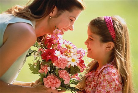 simsearch:400-03967457,k - Daughter Giving Bouquet of Flowers to Mother Outdoors Foto de stock - Direito Controlado, Número: 700-00047714