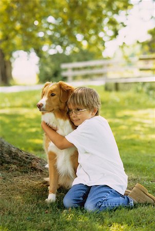 simsearch:700-00088823,k - Garçon s'enlaçant chien à l'extérieur Photographie de stock - Rights-Managed, Code: 700-00047786