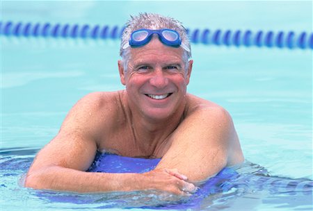 simsearch:700-00056071,k - Portrait d'un homme Mature dans la piscine Photographie de stock - Rights-Managed, Code: 700-00047805