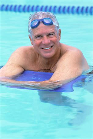 simsearch:700-00056071,k - Portrait d'un homme Mature dans la piscine Photographie de stock - Rights-Managed, Code: 700-00047806