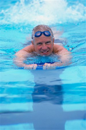 simsearch:700-00056071,k - Portrait d'un homme Mature dans la piscine Photographie de stock - Rights-Managed, Code: 700-00047809