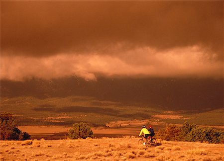 simsearch:700-00429925,k - Le couple VTT au coucher du soleil au Colorado, USA Photographie de stock - Rights-Managed, Code: 700-00048465