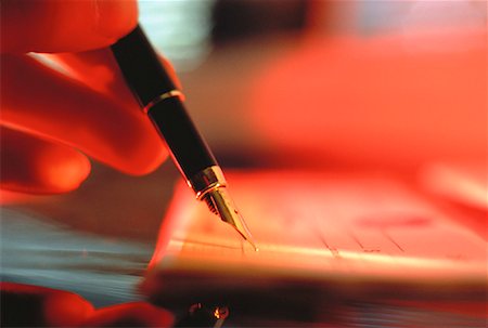 penna stilografica - Close-Up of Hand Holding Pen Signing Cheque Fotografie stock - Rights-Managed, Codice: 700-00049344