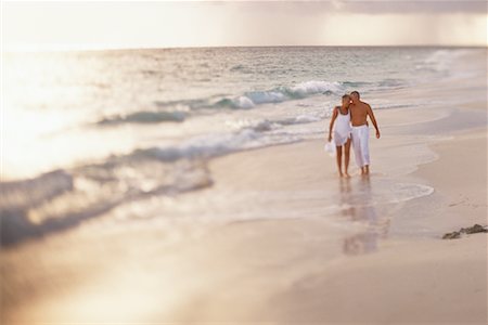 simsearch:700-00039373,k - Couple d'âge mûr marchant sur la plage Bahamas Photographie de stock - Rights-Managed, Code: 700-00040375