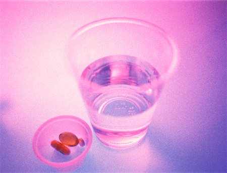 simsearch:700-03696984,k - Pills and Cup of Water Stock Photo - Rights-Managed, Code: 700-00040440