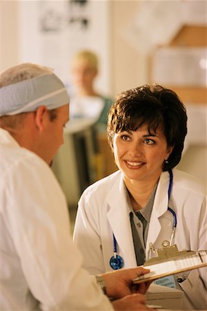 simsearch:400-04021788,k - Doctors Talking Stock Photo - Rights-Managed, Code: 700-00041136