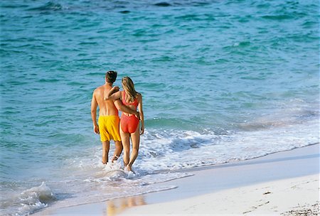simsearch:700-00038738,k - Vue arrière du Couple en maillot de bain marcher sur la plage Photographie de stock - Rights-Managed, Code: 700-00041332