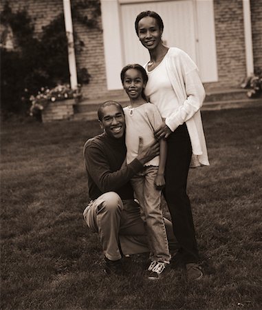 Portrait of Family in Front of House Foto de stock - Con derechos protegidos, Código: 700-00041340