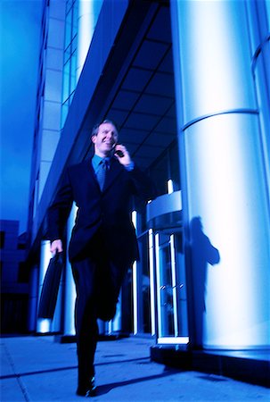 simsearch:700-00027893,k - Businessman Rushing Outdoors Using Cell Phone Foto de stock - Con derechos protegidos, Código: 700-00041392