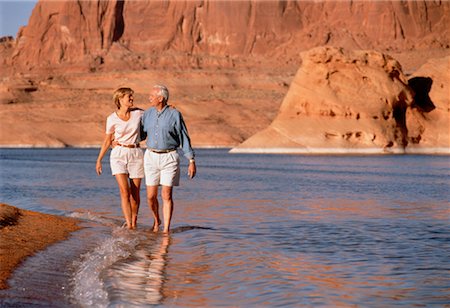 simsearch:700-00037048,k - Couple d'âge mûr marchant sur la plage lac Powell, Arizona, USA Photographie de stock - Rights-Managed, Code: 700-00041556