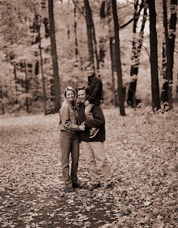 Portrait de famille dans les bois en automne Photographie de stock - Rights-Managed, Code: 700-00041634