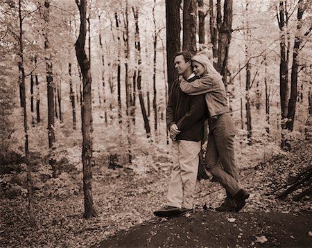 Couple Embracing in Woods in Autumn Foto de stock - Con derechos protegidos, Código: 700-00041637