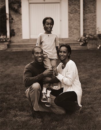 simsearch:700-00036865,k - Portrait of Family in Front of House Foto de stock - Con derechos protegidos, Código: 700-00041764