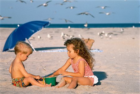 simsearch:700-00059819,k - Boy and Girl in Swimwear, Sitting On Beach Fotografie stock - Rights-Managed, Codice: 700-00042315