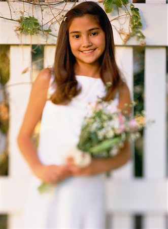 Portrait de jeune fille tenant des fleurs à l'extérieur Photographie de stock - Rights-Managed, Code: 700-00042539